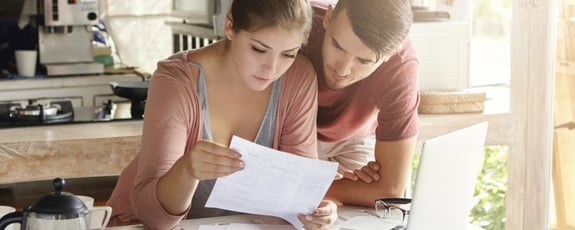 Verträgesortierencouple8zu3_AdobeStock_130949012